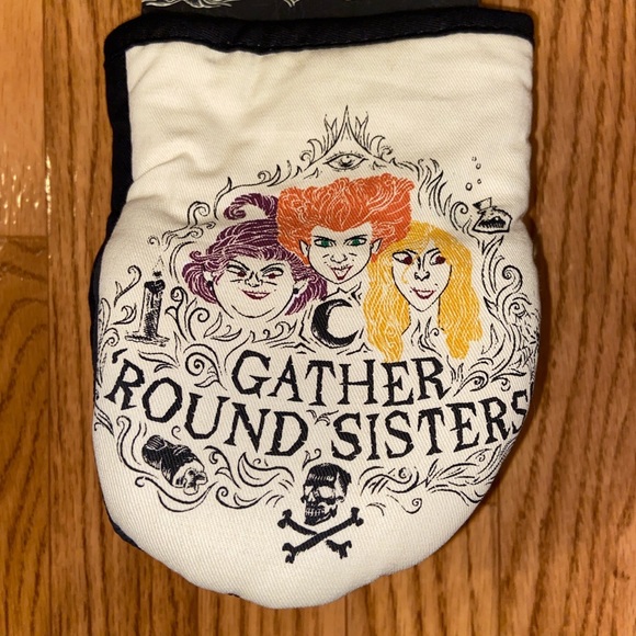 🎉ON SALE🎉⚡️Hocus Pocus Sanderson Sisters 2PK of Mini Mitts⚡️ - Picture 3 of 3